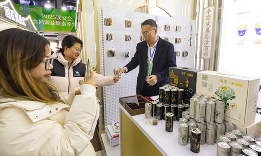 新葡的京集团350vip8888集团亮相汉交会丨AI“大头机械人”与植物干细胞饮品引领健全科技新海潮
